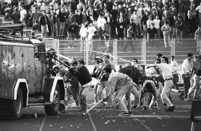 Happy 30th  #thedaythewarstarted anniversary! Revisiting the Maksimir riots from 13 May 1990 and the mythologised narratives surrounding them, I'll be expanding this thread throughout the day with journalistic takes, academic research, documentary footage, primary sources, etc.