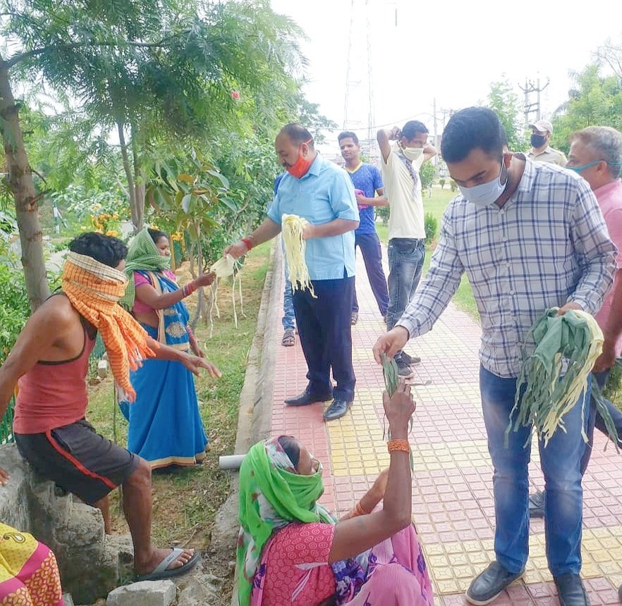 ShreySethi11's tweet photo. #MaskForAll
Continuous distribution of #Face_Cover and sanitizers have helped people a lot to fight against the virus, We should follow more and more precautions in the upcoming days to avoid the spread of COVID-19.
@narendramodi @Shubhrastha @rohit_chahal @BJYM @BJP4India https://t.co/lrv2WT6xrt
