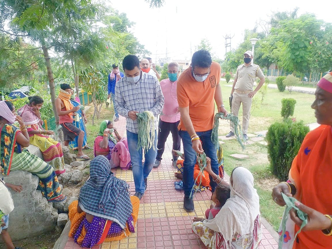 ShreySethi11's tweet photo. #MaskForAll
Continuous distribution of #Face_Cover and sanitizers have helped people a lot to fight against the virus, We should follow more and more precautions in the upcoming days to avoid the spread of COVID-19.
@narendramodi @Shubhrastha @rohit_chahal @BJYM @BJP4India https://t.co/lrv2WT6xrt