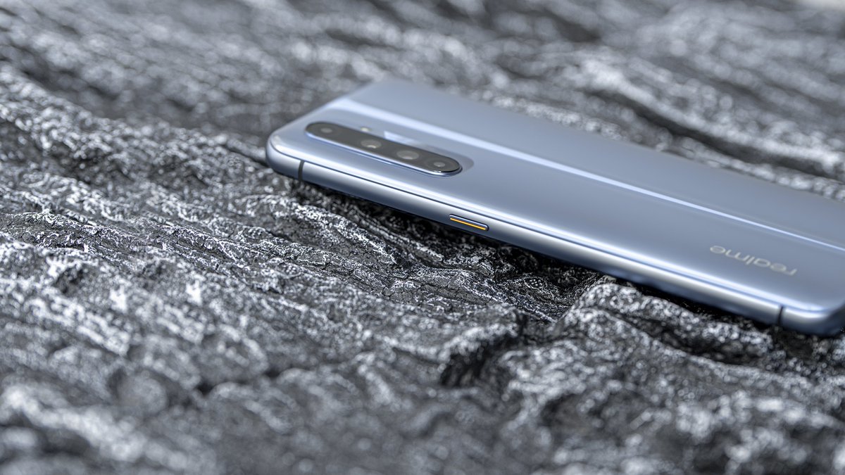 ishanagarwal24's tweet image. #realme is launching 8 new products in China on 25th May (announced on Weibo, pics from there). One of them is a new gaming-focused smartphone, with internal codename: Blade Runner. It looks so good with the premium Glass + Metal Design. Also, smaller camera bump! Thoughts?