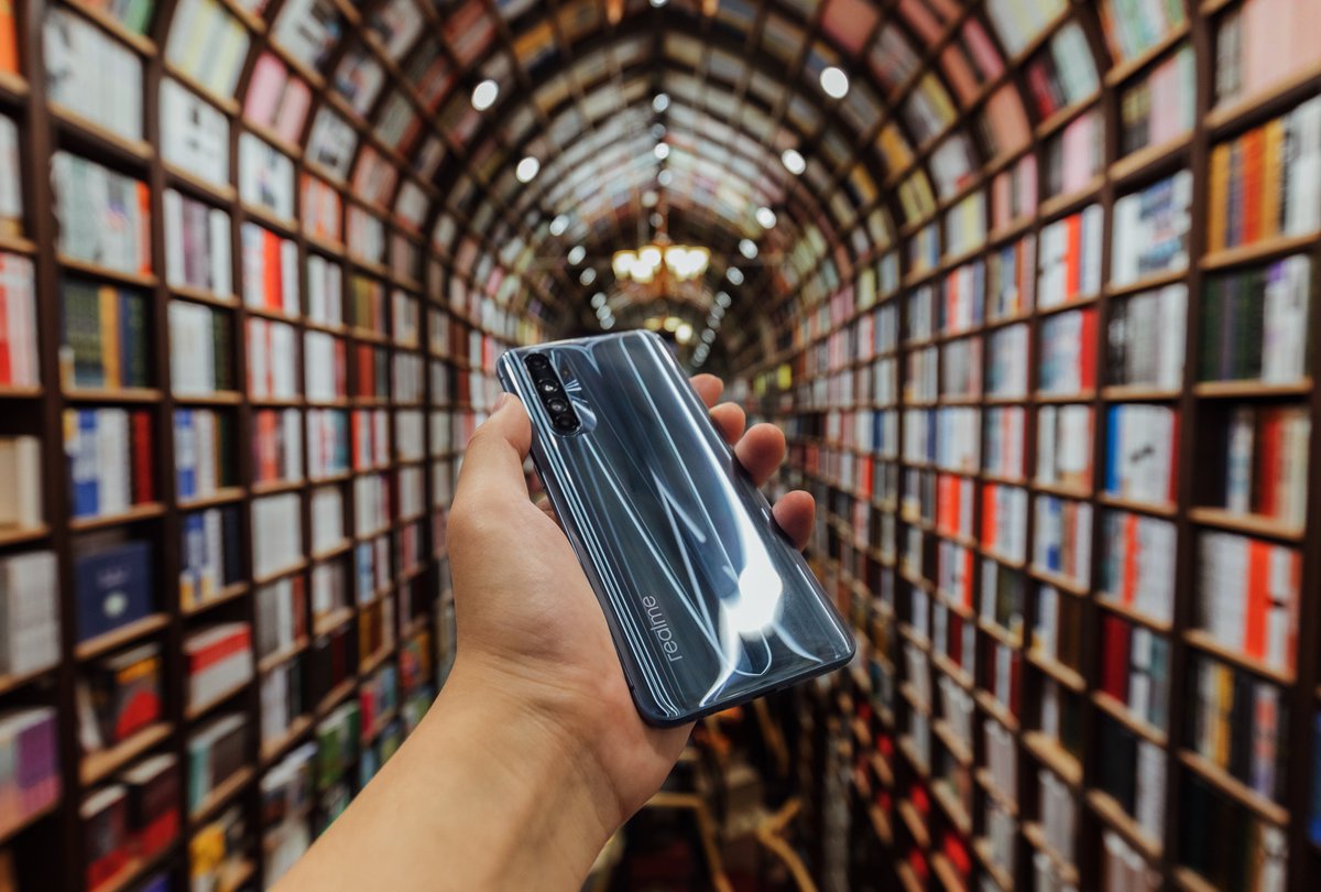 ishanagarwal24's tweet image. #realme is launching 8 new products in China on 25th May (announced on Weibo, pics from there). One of them is a new gaming-focused smartphone, with internal codename: Blade Runner. It looks so good with the premium Glass + Metal Design. Also, smaller camera bump! Thoughts?