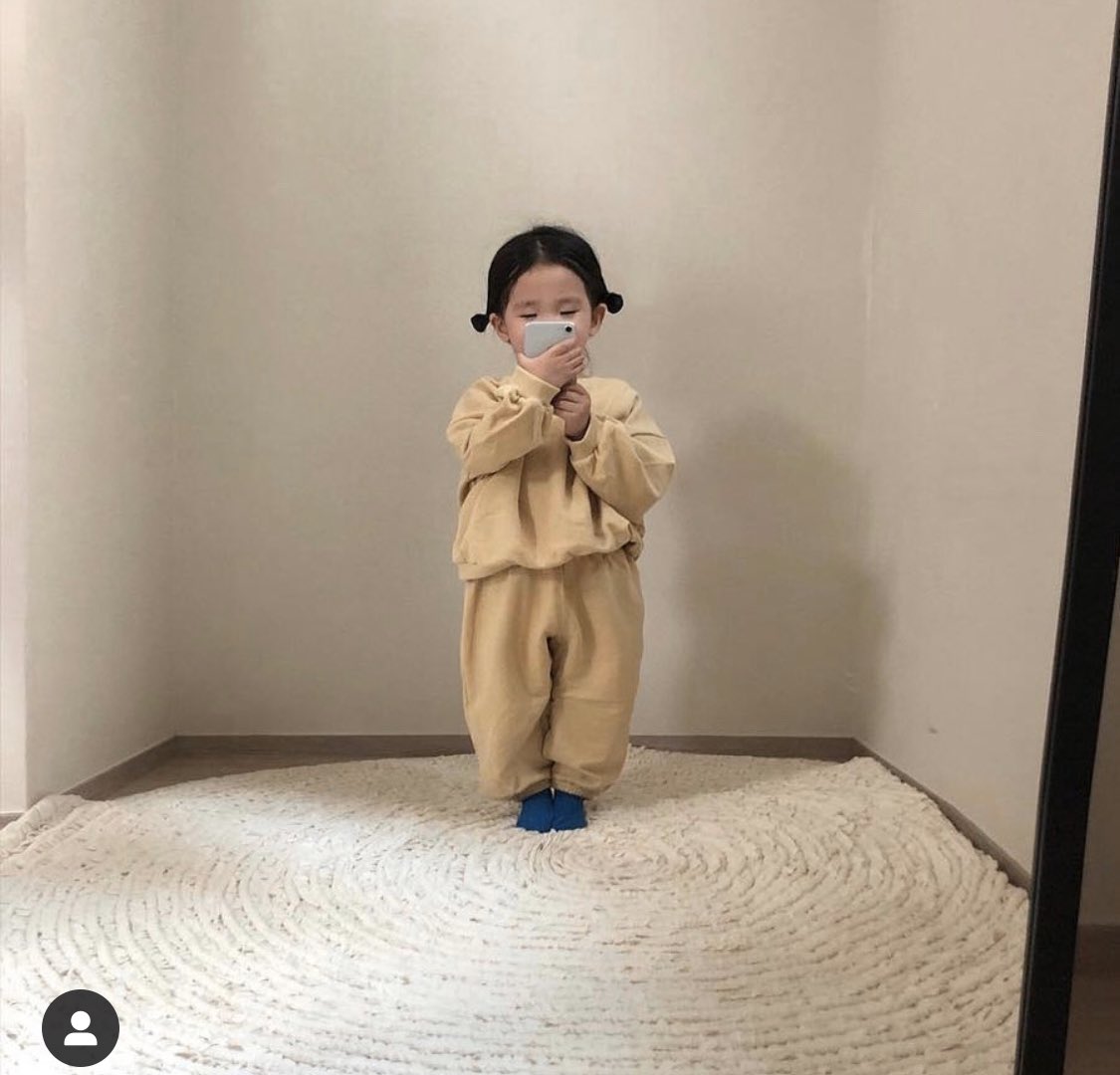 olivelorraine_'s tweet image. completely obsessed with this baby’s mirror pics