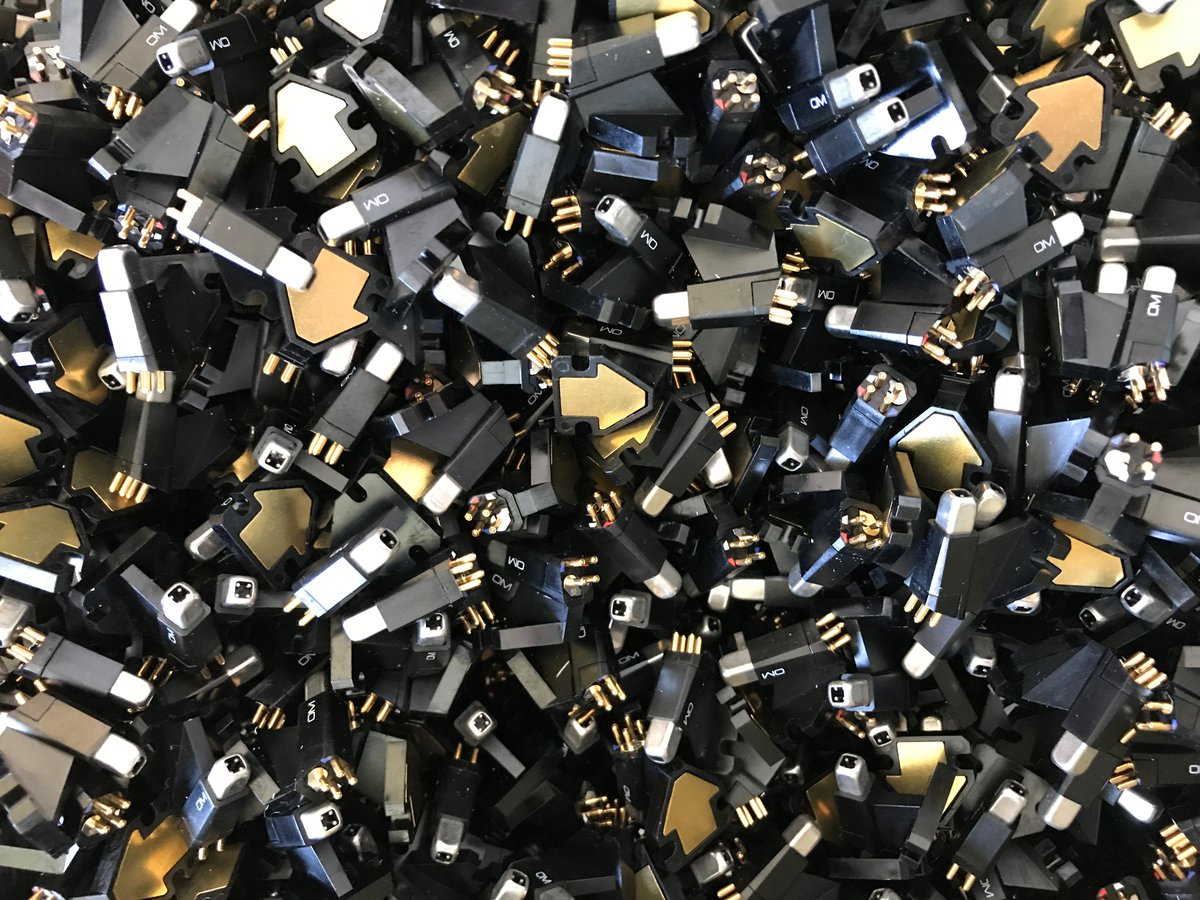 Sogetronic's tweet photo. "Wednesday Factory day" > Combien d'OM dans cette boîte? Commandez la vôtre aujourd'hui !

Elles sont toutes disponible sur notre site
https://t.co/bxgUlCsy09

#ortofon #ortofondj #om #scratch https://t.co/e0YPiCCzLH