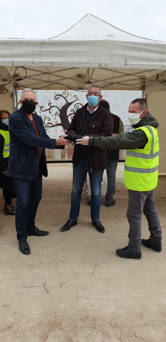 ValentigneyFr's tweet photo. Visite du Président de @paysmontbeliard @DemougeCharles au drive de Valentigney. Certains masques proviennent de la commande de PMA. #valentigneysemobilise https://t.co/vaT5MWiIOx