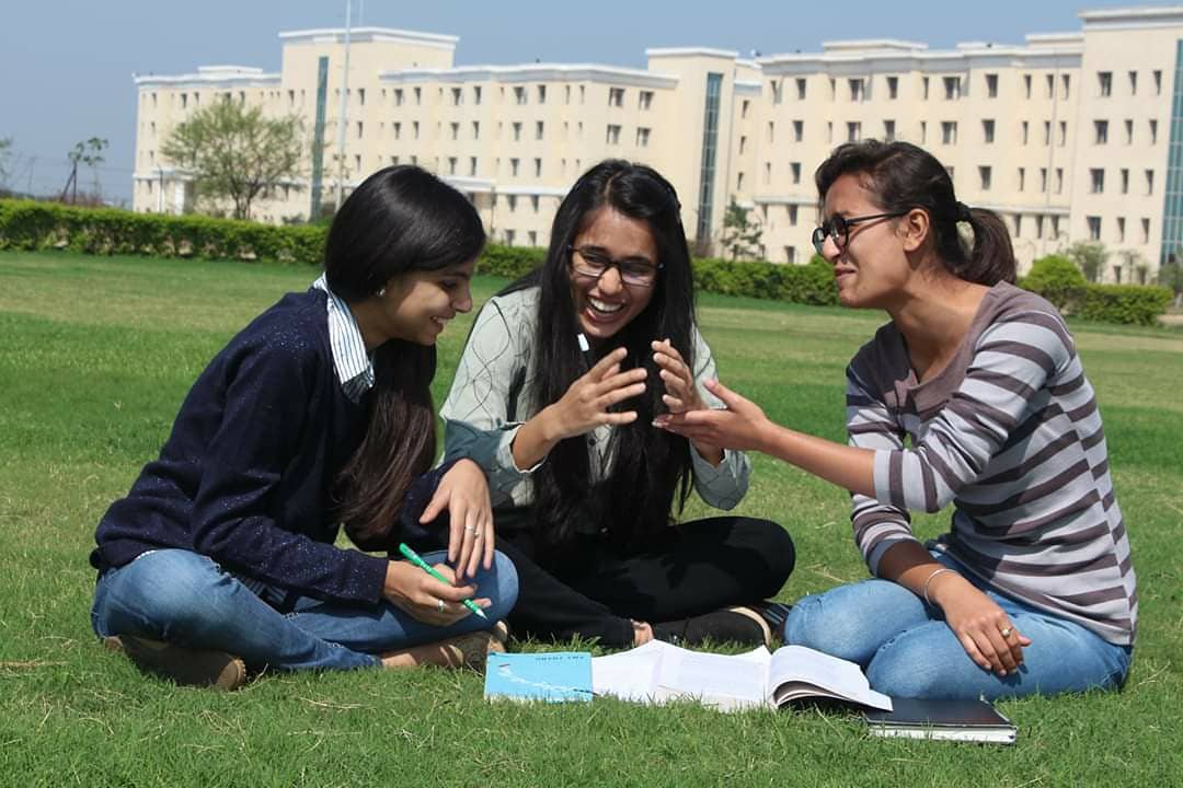 AslaucRaipur's tweet photo. Happiness Quotient @aslamity 
Students of BA (Hons) English having an outdoor session!#amityuniversity #campus #students #readingcircle #learning #aslauc #clearskies #pleasantweather #learningatmosphere #grass #collegelife #academics #baenglish #literature #batchof2019 #happiness https://t.co/qxMdRbFiuf