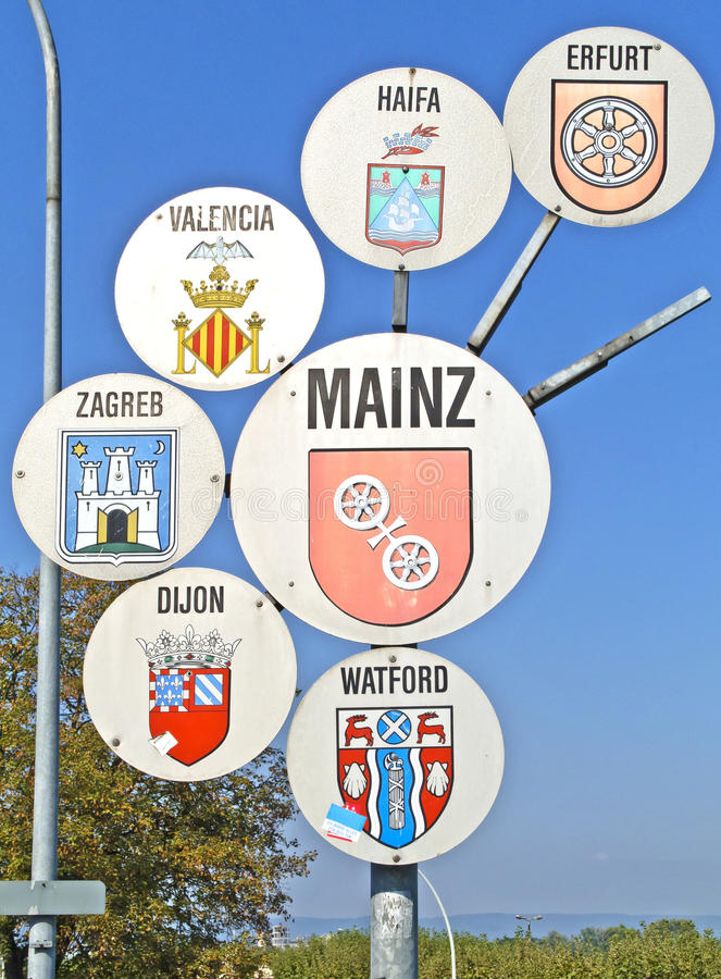  If you're of a  #WatfordFC persuasion and want a team to follow when the Bundesliga returns on Saturday, here's why you should back Mainz, Watford's Twin Town.Thread (1/9) 