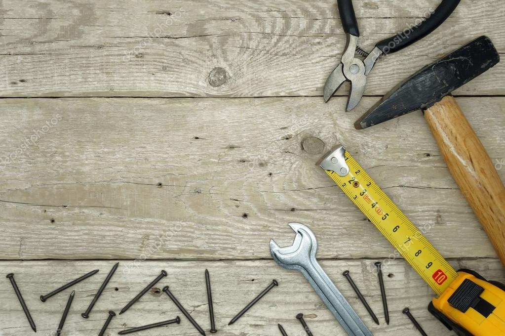 Логотип handyman. Handyman. Мужчина с инструментом. Мужчина монтажник. Мастер на час.