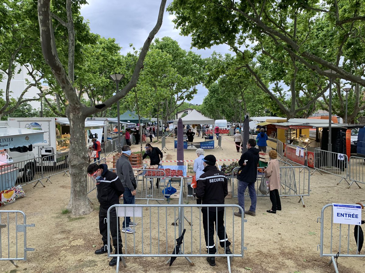 PerezVeronique1's tweet photo. On continue la réouverture des marchés, Malbosc, Celleneuve, Albert 1er , en respectant les mesures de sécurité. Un sens de circulation, distance de sécurité distribution de gel . Visière pour tous les étaliers. @Saurel_P @montpellier_ @RuptureTech https://t.co/bzpACfk8jU