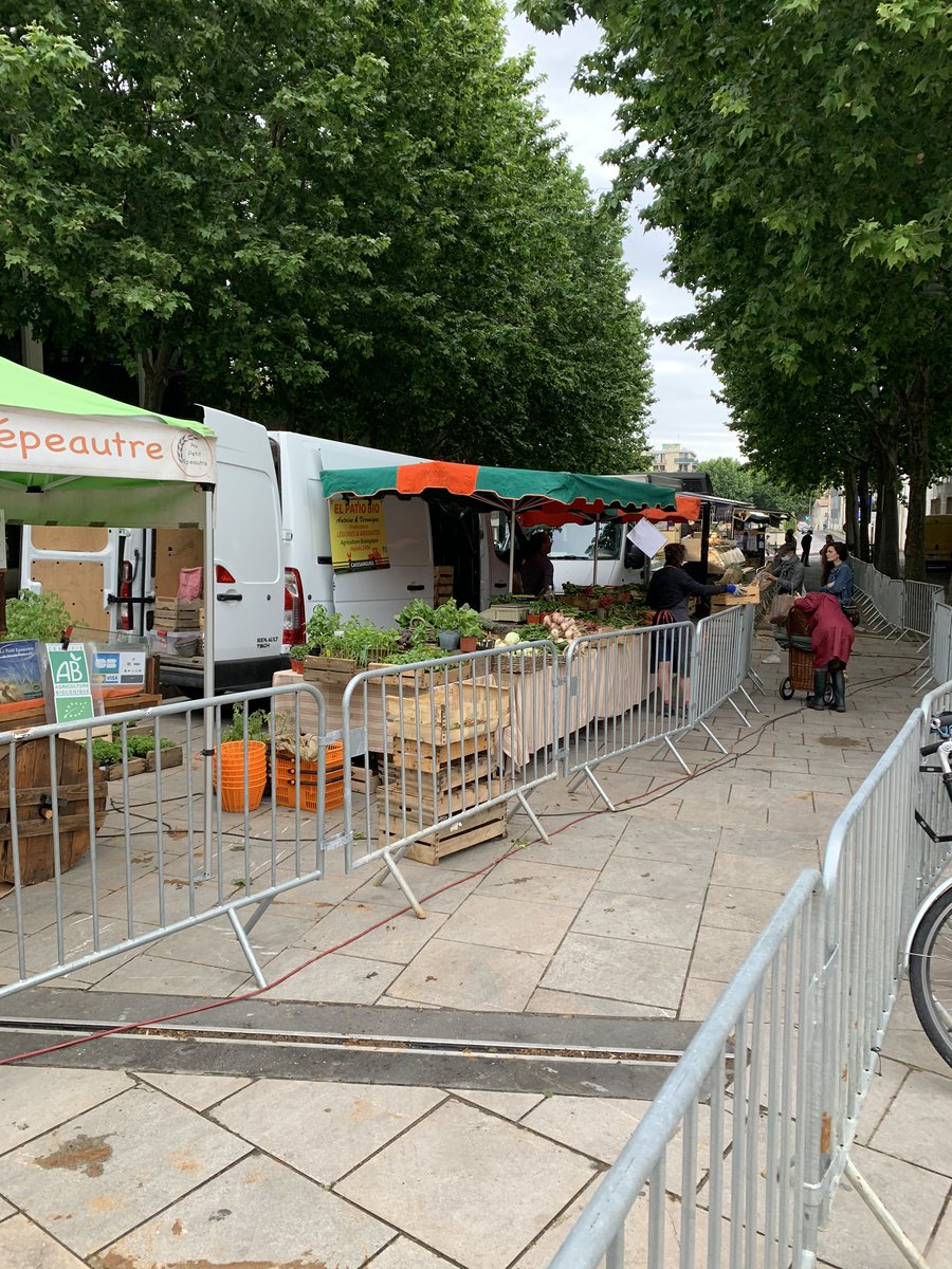 PerezVeronique1's tweet photo. On continue la réouverture des marchés, Malbosc, Celleneuve, Albert 1er , en respectant les mesures de sécurité. Un sens de circulation, distance de sécurité distribution de gel . Visière pour tous les étaliers. @Saurel_P @montpellier_ @RuptureTech https://t.co/bzpACfk8jU