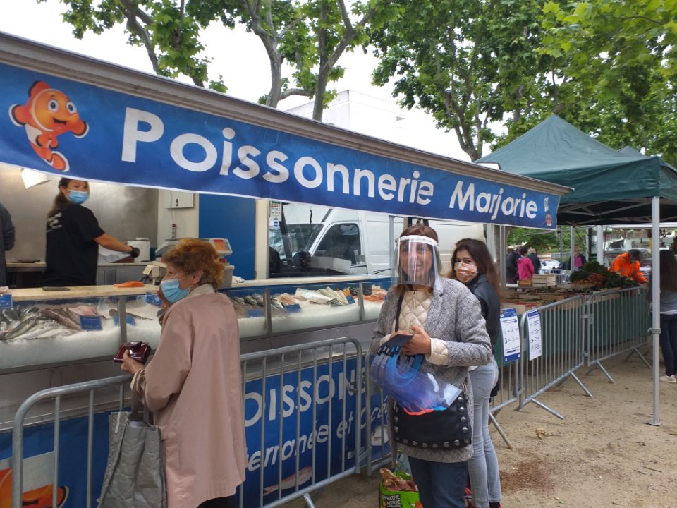 PerezVeronique1's tweet photo. On continue la réouverture des marchés, Malbosc, Celleneuve, Albert 1er , en respectant les mesures de sécurité. Un sens de circulation, distance de sécurité distribution de gel . Visière pour tous les étaliers. @Saurel_P @montpellier_ @RuptureTech https://t.co/bzpACfk8jU