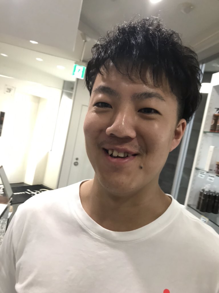 hanayabooster's tweet photo. 吉田優磨コーチご来店〜🏀
beforeとafterの写真違いわかりますか？
beforeが幼い感じでafterが大人になりました笑
ファンの方のために接写しました📷
#花耶はカットで岩手ビッグブルズを応援しています
#吉田優磨
#高価なパソコン買ったそうです
#カットで大人になりました https://t.co/UX1gnm8HDs