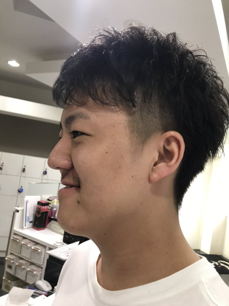 hanayabooster's tweet photo. 吉田優磨コーチご来店〜🏀
beforeとafterの写真違いわかりますか？
beforeが幼い感じでafterが大人になりました笑
ファンの方のために接写しました📷
#花耶はカットで岩手ビッグブルズを応援しています
#吉田優磨
#高価なパソコン買ったそうです
#カットで大人になりました https://t.co/UX1gnm8HDs