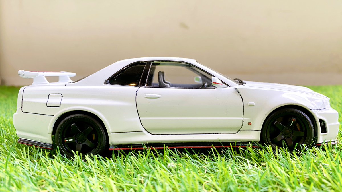 Koheihirate's tweet image. ✨プラモデル完成✨
ケースも買って背景を塗り、タミヤの箱の側面の部分を切り取り背面に貼り付けたのでコレで完成かな❗️
やっぱ自分の手で組み立てて色塗りもして〜ってやると愛着湧くよね😊
このR34Z-tuneの開発責任者は何を隠そう僕のチーム監督の田中利和さんなんです❗️#r34 #nismo #ztune #タミヤ
