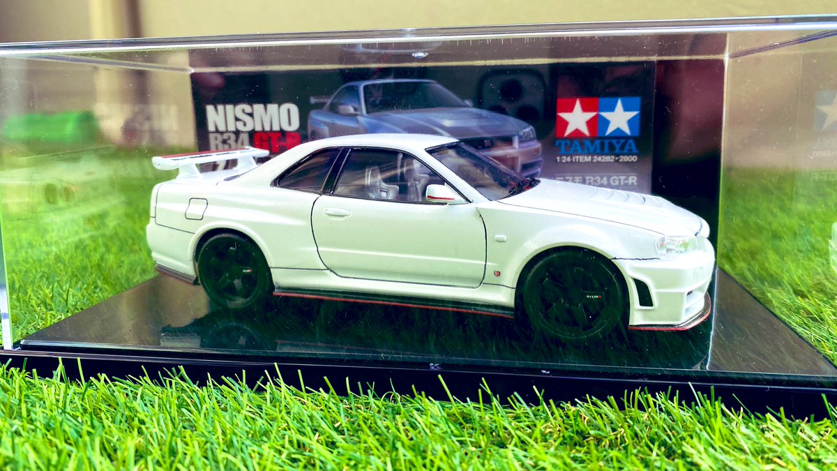 Koheihirate's tweet image. ✨プラモデル完成✨
ケースも買って背景を塗り、タミヤの箱の側面の部分を切り取り背面に貼り付けたのでコレで完成かな❗️
やっぱ自分の手で組み立てて色塗りもして〜ってやると愛着湧くよね😊
このR34Z-tuneの開発責任者は何を隠そう僕のチーム監督の田中利和さんなんです❗️#r34 #nismo #ztune #タミヤ