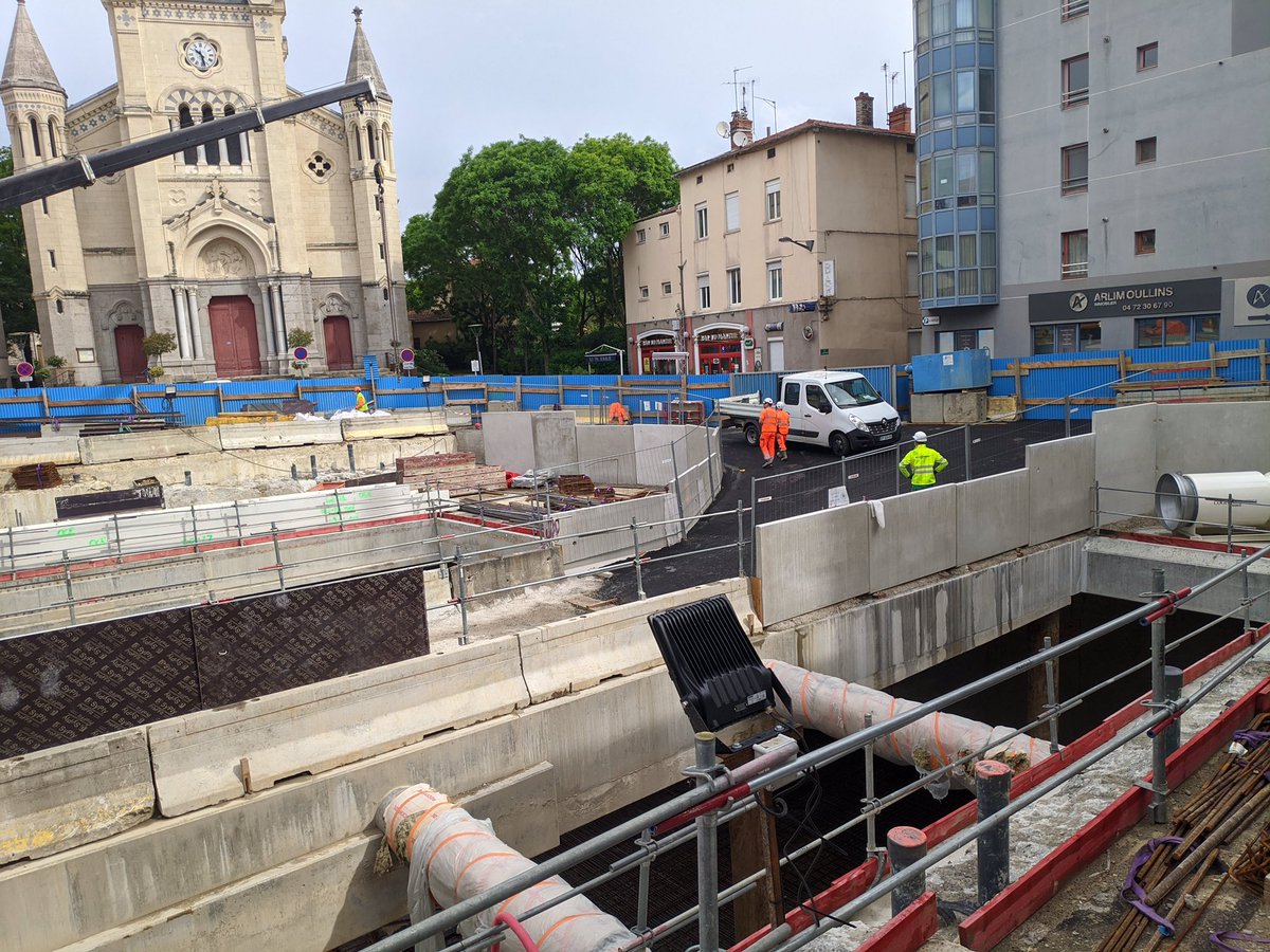 Des nouvelles de la future station Oullins Centre 🚇 ! 
 
Le chantier a repris depuis le 4 mai et s’organise autour de roulement d'équipes.