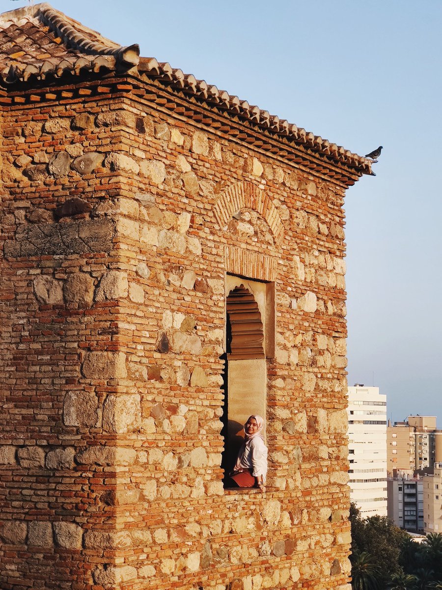 Dekat Malaga ni, the iconic landmark would be the towering Alcazaba, located right in the middle of the city center.For you to enter the area, you have to purchase the tickets.TIP 1: Come by on Sunday, it is free 