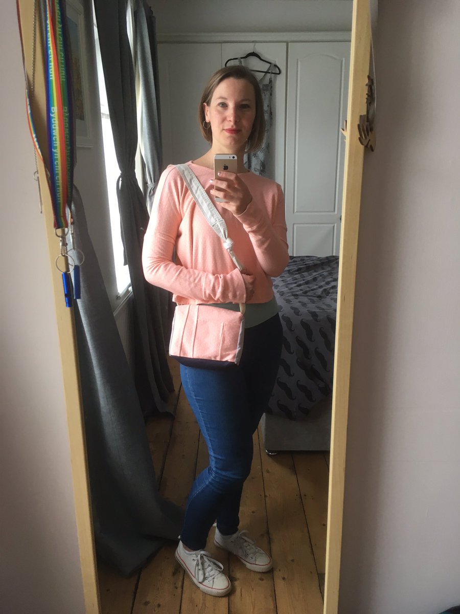 baileybug1986's tweet photo. #onwednesdayswewearpink bags made from leftovers! The pink was patchworked from jumper offcuts, the grey is chopped up wedding tablecloths, and the blue is dungaree offcuts. The only “new” stuff is the zip & keyrings. #diybag #leftoverfabric #leftoverfabricproject https://t.co/C2is96Qhl3