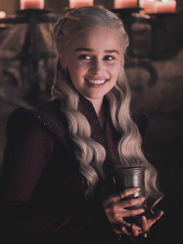 pacapiraa's tweet photo. Daenerys, mi niña, la última temporada no existe en mi mente, yo te quiero 💔😔 https://t.co/GxWWOTCxC0