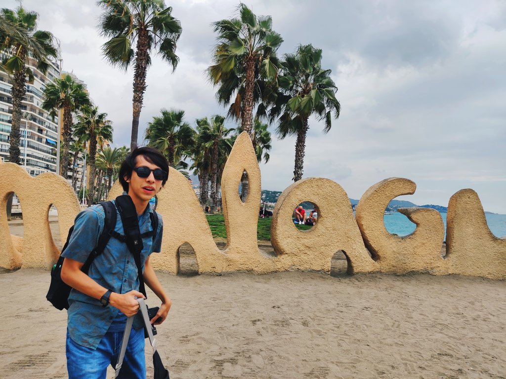 Kalau datang Malaga, you gotta go & take a photo at the Malagueta sign. It's on the other side of the beach, near Hard Rock Cafe.