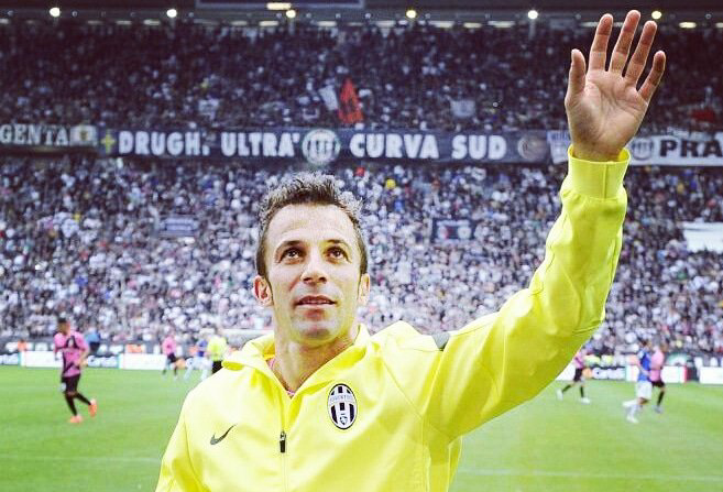 La_Bianconera's tweet photo. Quel giorno piangeva chi era cresciuto con te nei 19 anni precedenti, chi 19 anni prima andava allo stadio col padre, chi la #Juve, con te, l'aveva vista in cima al mondo e sull'orlo del baratro.
Quella giornata... la coppa... le lacrime...
#13maggio2012: indimenticabile,  Ale! https://t.co/4yLaqznYEe