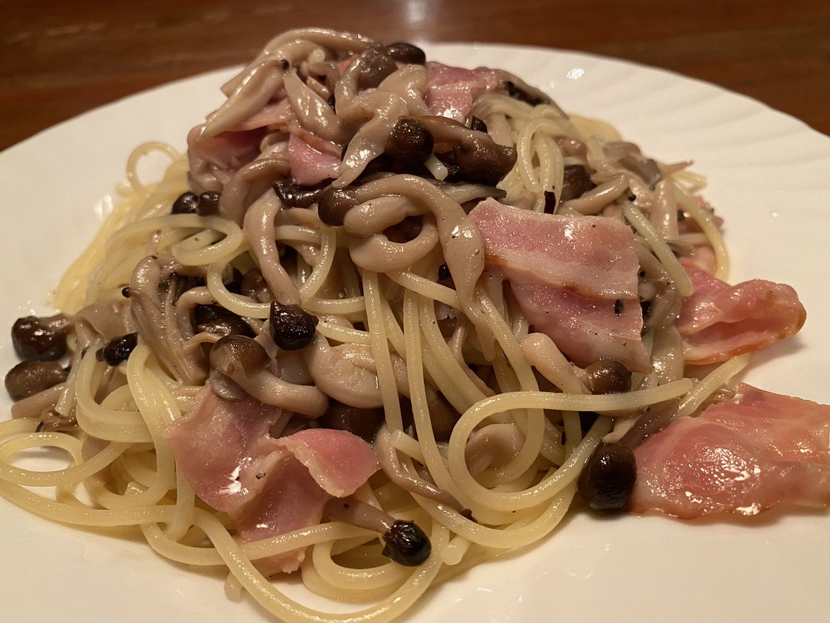 りとるびれっじhiromi 今日のひろみランチ キノコとベーコンのパスタ 大盛り 水曜日なのでりとるびれっじランチはハンバーグ定食だったんですが このパスタが好きなお客様がランチに来て下さったので 私も今日はパスタ ランチメニューにパスタを入れ