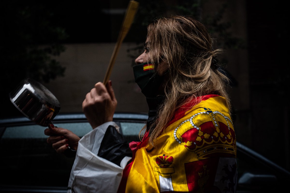 carmensinape's tweet photo. En el capítulo pandémico de ayer nos tocó ir a las protestas de Núñez de Balboa. Con tanto merchandising las fotos salen solas. 

Como siempre con @p_gabilondo 

https://t.co/Id070LyLhM https://t.co/HwTgYRcS4i