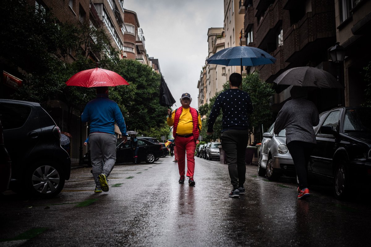 carmensinape's tweet photo. En el capítulo pandémico de ayer nos tocó ir a las protestas de Núñez de Balboa. Con tanto merchandising las fotos salen solas. 

Como siempre con @p_gabilondo 

https://t.co/Id070LyLhM https://t.co/HwTgYRcS4i