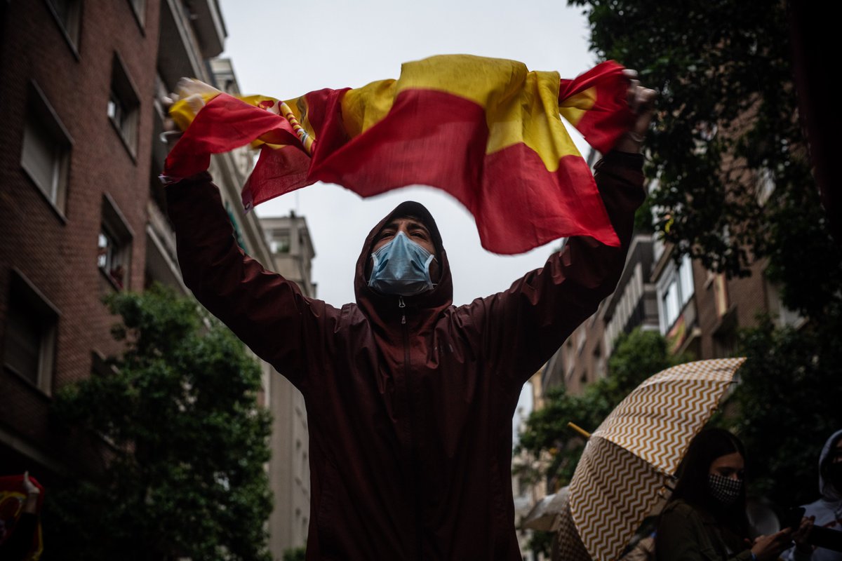 carmensinape's tweet photo. En el capítulo pandémico de ayer nos tocó ir a las protestas de Núñez de Balboa. Con tanto merchandising las fotos salen solas. 

Como siempre con @p_gabilondo 

https://t.co/Id070LyLhM https://t.co/HwTgYRcS4i