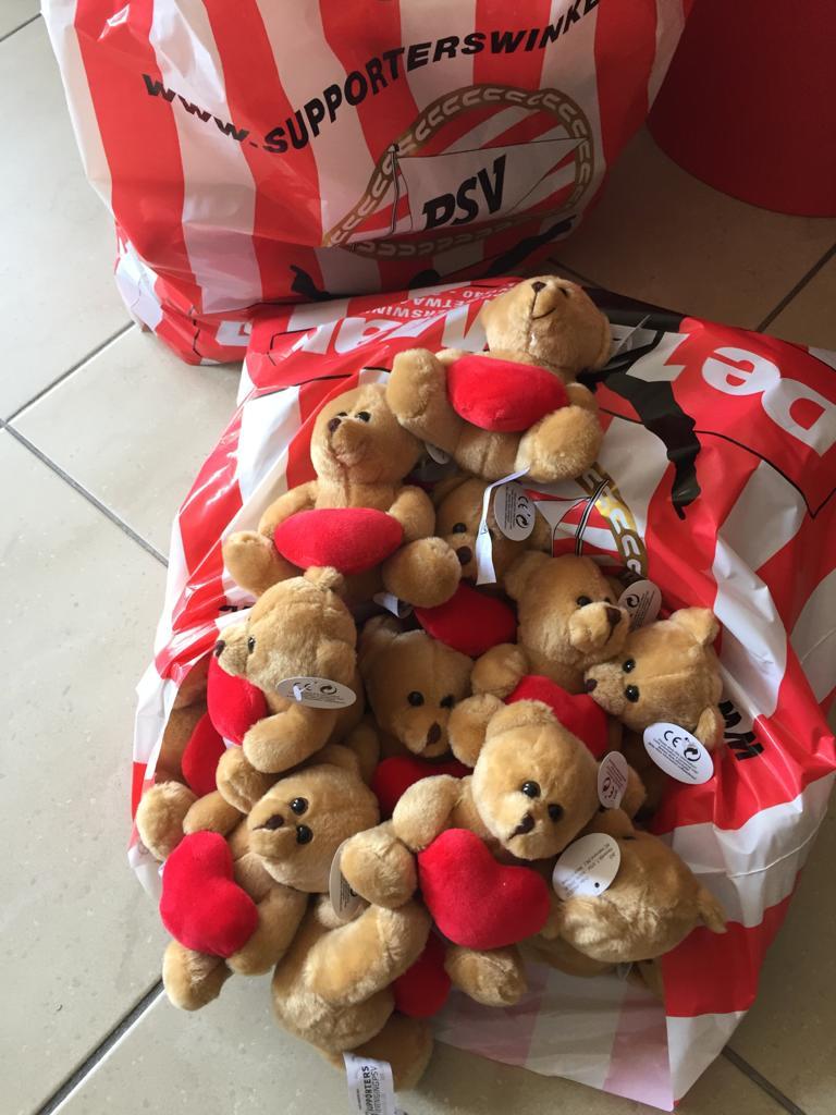 Ter gelegenheid van de Dag van de Zorg kregen we van de Supporters vereniging van PSV knuffelberen overhandigd. Ze hadden niet beter terecht kunnen komen! Dankjewel. 

#severinus #psv #veldhoven #dagvandezorg #warmhart