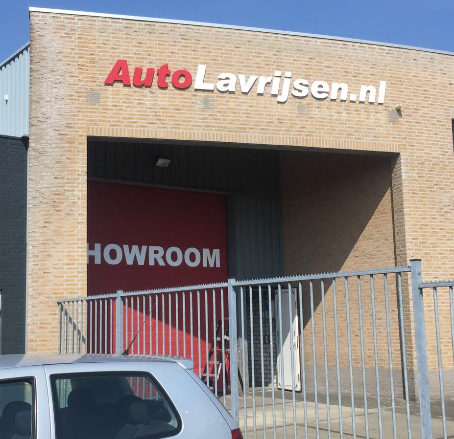 Autobedrijf #Lavrijsen uit #Valkenswaard is recent verhuisd. Om klanten duidelijk te maken waar de nieuwe vestiging is, plaatsten wij onverlichte #gevelletters op de gevel en brachten wij een #belettering aan op de roldeur. Opvallende #gevelreclame? gevelreclame.nl