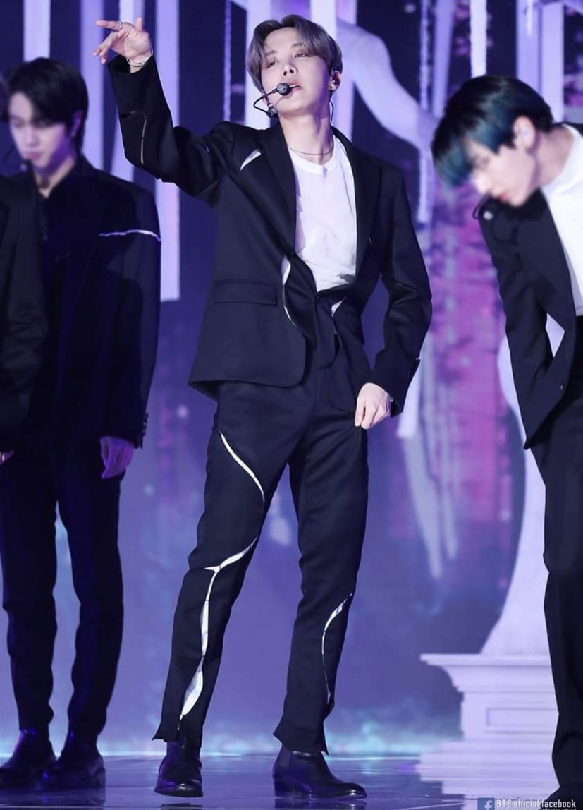 He is so pretty yet so hot HOWW
