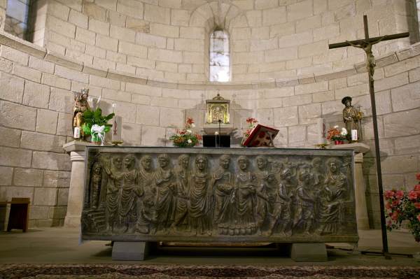 CulturViajes's tweet photo. Hoy en nuestra #PreguntaCultural❓ queremos saber en qué localidad de las #CincoVillas se encuentra este sarcófago #paleocristiano, que ahora se utiliza como altar de un templo. #DaleAlCoco con @CulturViajes... ¿Y responde en en el siguiente tuit! Foto: https://t.co/0efDicffwp https://t.co/nbKhHwsKqs