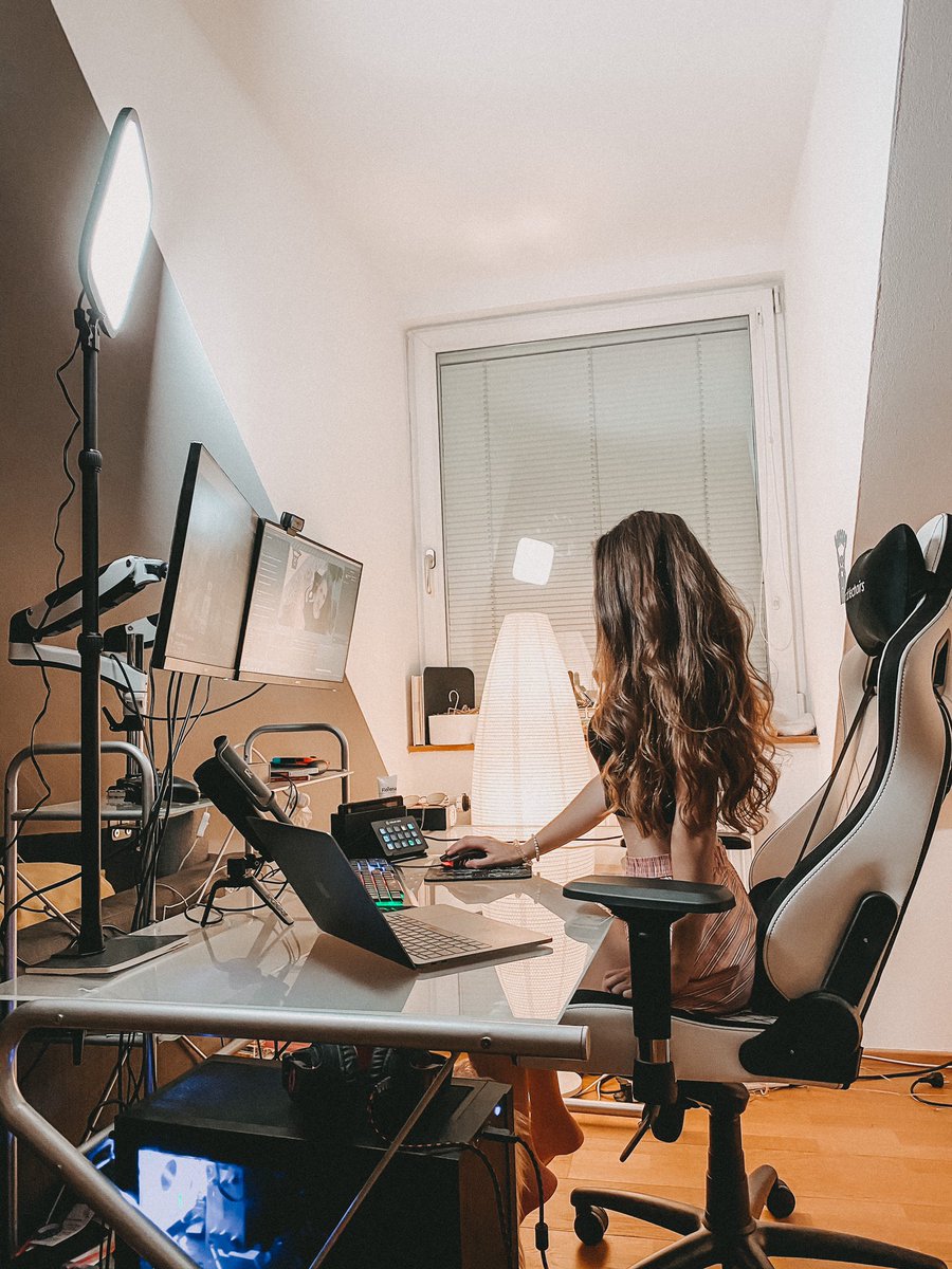 sudeldeckdudel's tweet photo. Heute Mittag 16 Uhr gibt’s wieder einen #Stream auf #TwitchDE. Ich freu mich wenn ihr am Start seid! Hier seht ihr übrigens mein momentanes SetUp. #SetupSelfie #twitchstreamer #StreamersConnected #StreamerNetwork #GoodVibes #twitchgirls #allgäu #kempten #streamingbokep #setup https://t.co/lIZeTmjHBK