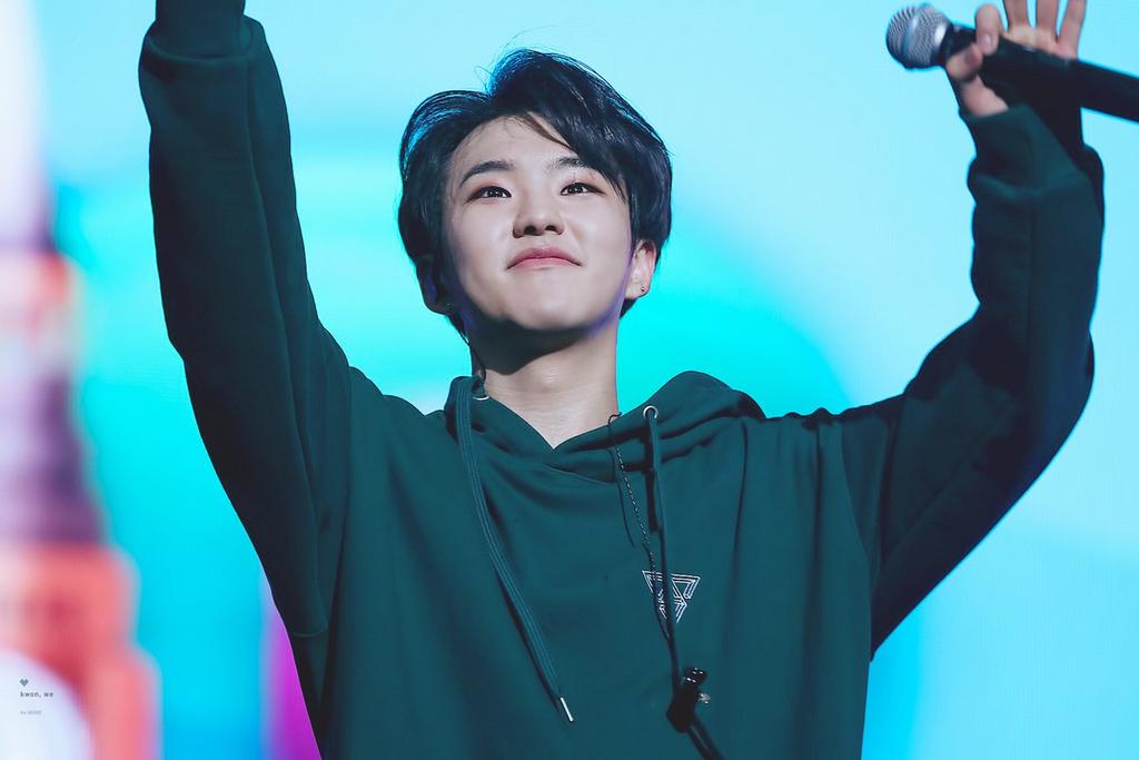 He looks at us in the most genuine way. It's like he really considers us his friend  @pledis_17  #HOSHI