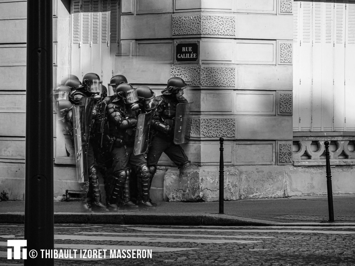 [ THREAD PHOTO 1/16 ] 8/12/2018 - «  #Giletsjaunes », « Acte IV ». La 4e journée de mobilisation d’un mouvement s’apprêtant à manifester tous les samedis jusqu’au confinement. 136 000 personnes dans la rue mais également 89 000 FDO mobilisés dans tout le pays.