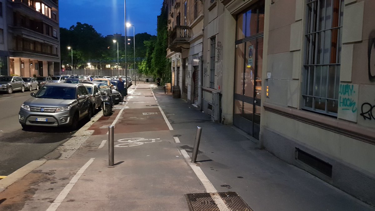 ilpinz's tweet image. Fanno le ciclabili sui marciapiedi perché non hanno il coraggio di togliere le auto in sosta.
Basta ciclisti sui marciapiedi!
Basta ciclabili sui marciapiedi! Basta sosta  su strada!