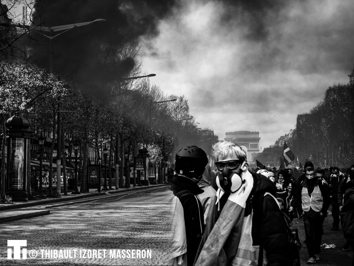 [ THREAD PHOTO 4/16 ] 16/3/2019 - «  #Giletsjaunes », « Acte XVIII ». C’est le printemps, et les Champs-Elysées sont une nouvelle fois occupés. Prise d’assaut, la place de l’Etoile voit de nombreux affrontements tandis que la plus belle avenue du monde est en proie au saccage.