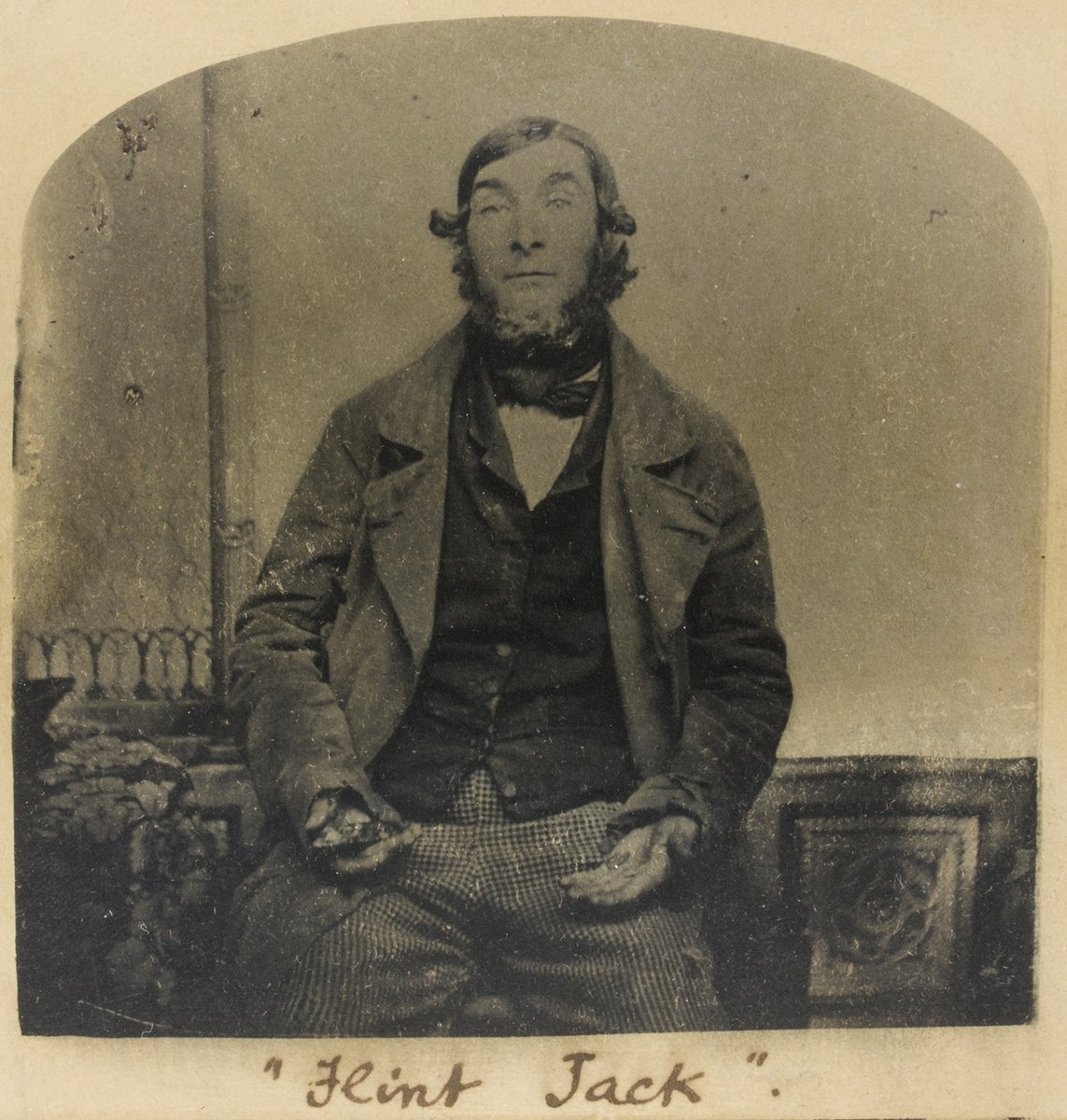 THREAD: Photographs of Victorian Britain’s most famous  #forger, Edward  #Simpson, aka  #Flint  #Jack (c.1815-c.1874). There are few early images, but this one shows him as an itinerant  #fossil and  #antiquities dealer, holding a flint handaxe and arrowhead. Image:  @ntlmuseumsScot 1/