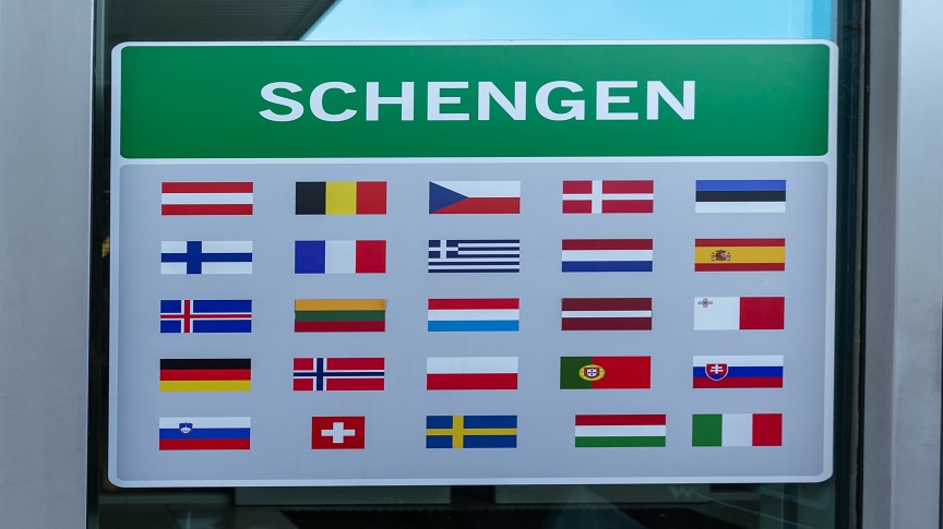 clubdesjuristes's tweet photo. 🦠⚖️ [Que dit le droit ?] "#Covid19 : le renforcement des contrôles aux frontières #Schengen", par Ségolène Barbou des Places, Professeure à l’Université @SorbonneParis1.

➡️ https://t.co/mJkB0pSwQz https://t.co/2g0bVuwjf5