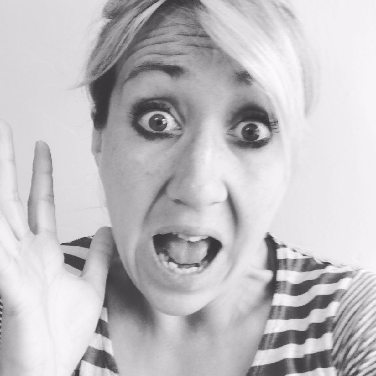 AlexConfidence7's tweet image. Imagine you are jelly! Your whole body goes stiff until you are completely tense! From toes to fingers. Then go through each body part in turn, don’t miss a single one out and imagine warm water been poured over your as your melt 🥰 
#isolationtips #wellnesswednesday #positivity