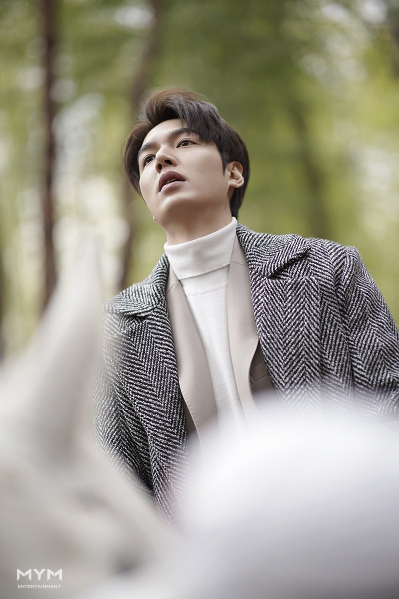 코트 자락 휘날리며 차원의 문 넘기 직전! 카리스마+빙구미 넘치는 매력 부자가 여기 있네요💕 SBS드라마 [더 킹: 영원의 군주] 📺매주 [금토] 밤...