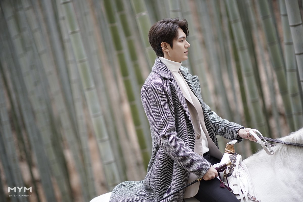 코트 자락 휘날리며 차원의 문 넘기 직전! 카리스마+빙구미 넘치는 매력 부자가 여기 있네요💕 SBS드라마 [더 킹: 영원의 군주] 📺매주 [금토] 밤...