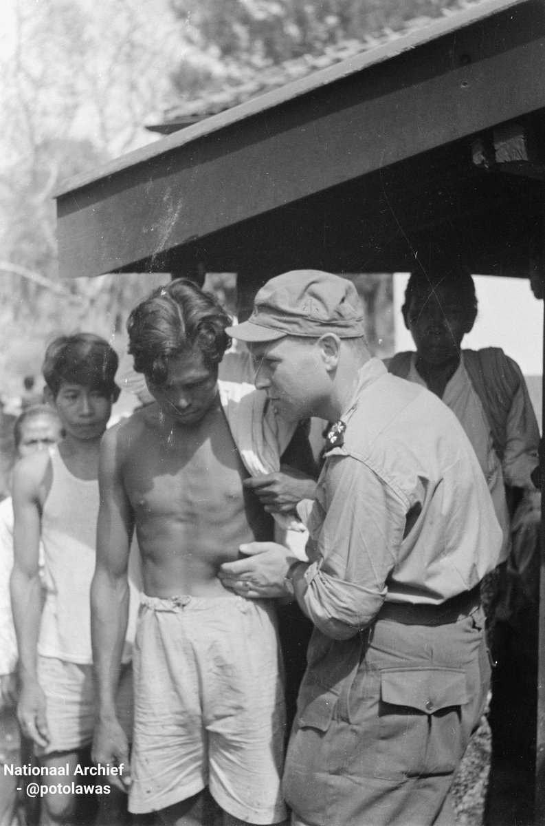 potolawas's tweet photo. Dokter tentara [kapten-dokter KNIL] bekerja di perusahaan karet "Tebenan" (Sumatra). Sekitar Agustus 1947.
•
📸: Nationaal Archief
•
#potolawas #potolawaspalembang #potolawaslampung #sumatra #palembang #lampung #explorepalembang https://t.co/MakBvtPOoK