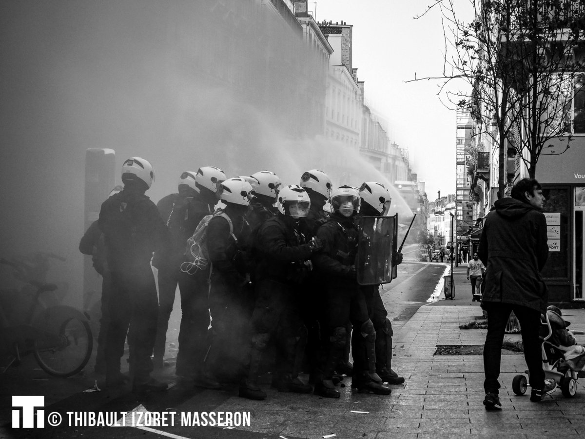 [ THREAD PHOTO 14/16 ] 5/12/2019 – Grève contre la réforme des  #retraites – Lors d’une 1ère mobilisation agitée contre la  #réformedesretraites, les syndicats fédèrent de nouveau massivement. Dans les rues parisiennes, 65 000 personnes selon les autorités, 250 000 selon la CGT.