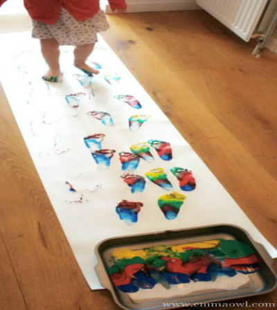 aroarueda's tweet photo. Hagamos un recorrido con  nuestros pies pintados de varios colores. Solo necesitamos un trozó de papel continuo o mantel blanco y temperas de diferentes colores. Si participan todos los miembros de la familia  verán los diferentes tamaños de las huellas.
#DCSUVA #EstrategiasCCSS https://t.co/xcBcoZhiyD
