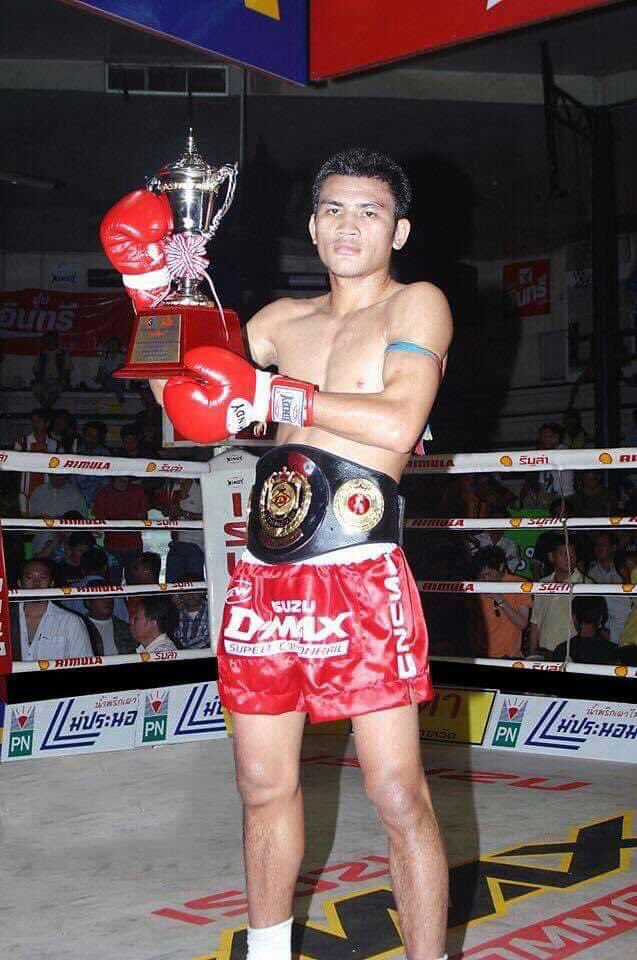 muaythaichai's tweet photo. Rakkiat Kiatprapat, the winner of the 16th Isuzu Cup tournament in 2006. The belt he is wearing in the photo is the Siam Omnoi Stadium belt. The other picture is the Isuzu Cup tournament belt that he won. However I couldn’t find a photo of him wearing it. #MuayTha https://t.co/9ONa2AmUB1