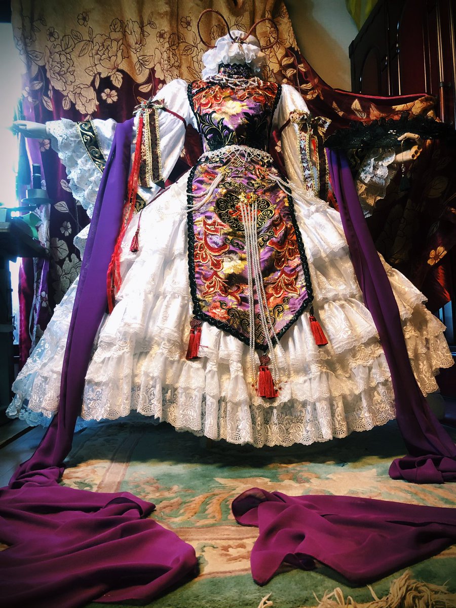 真白 東方project 東方永夜抄 八雲 紫 アレンジ衣装 完成致しました 導士服を着た紫様のオリエンタルかつ荘厳で妖艶なイメージを膨らませる形にしてみました ブライダルレースで製作したオーバースカートはロングトレーンイメージしております 撮影