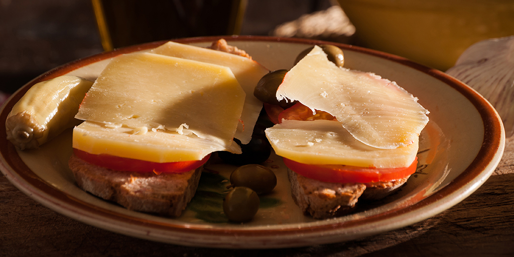 Otra razón para volver a Menorca 😋 Pan con queso menorquín <a href="/TurismoMenorca/">Turismo de Menorca</a>
