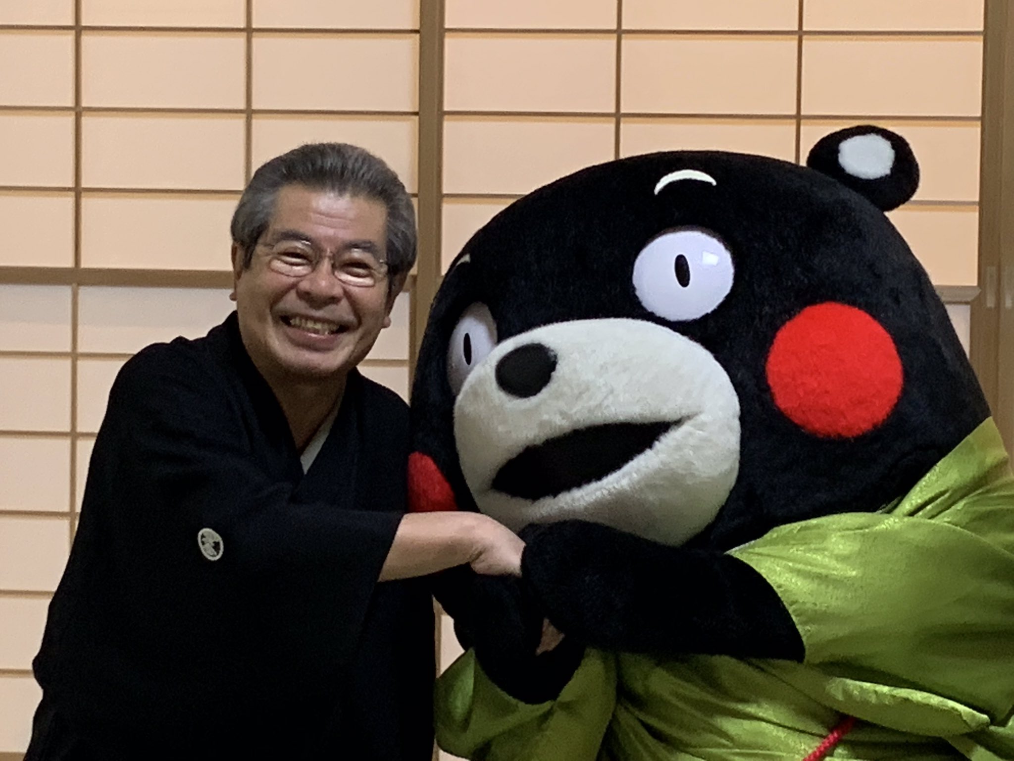 くまモン 公式 お知らせ 19年1月に開催された 立川志の輔師匠の 志の輔らくご Ginza Mode の模様が期間限定で公開されてるモン なんと ボクもサプライズ登場してるモン チェッくまして おうち時間ば楽しんではいよ くまモン 公式 お知らせ 19年1月に開催された 立川志の輔師匠の 志の輔らくご Ginza Mode の模様が期間限定で公開されてるモン なんと ボクもサプライズ登場してるモン チェッくまして おうち時間ば楽しんではいよ
