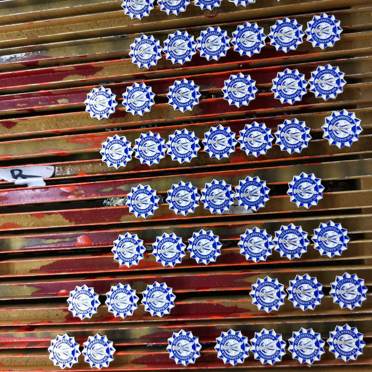 cgiftpro's tweet image. Blue White Soft Enamel Lapel Pin #lapelpin #customlapelpin #lapelpincustom #lapelpingift